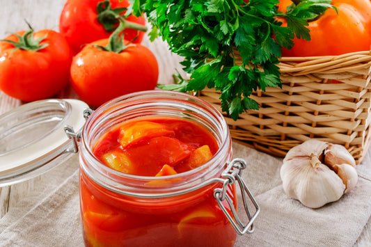 A Nyár Íze Üvegben: A Magyar Lecsó Titka és az Otthoni Befőzés Művészete